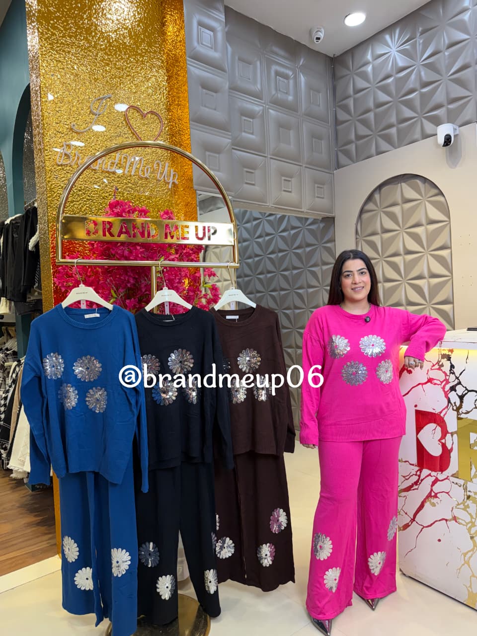 WOOLEN FLOWER SEQUENCE CORD WITH POCKETS (IMP-611)