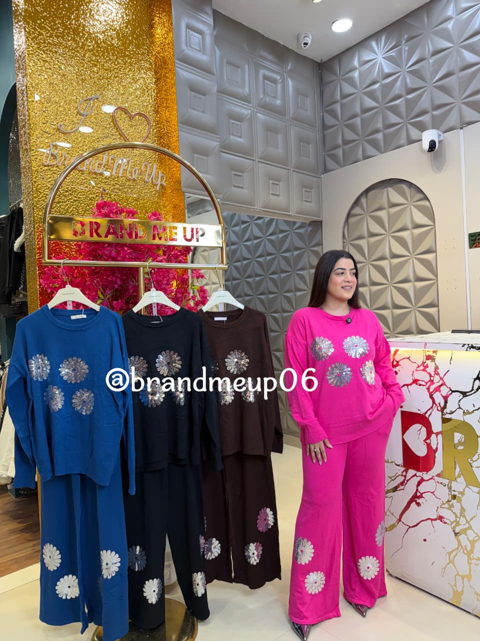 WOOLEN FLOWER SEQUENCE CORD WITH POCKETS (IMP-611)