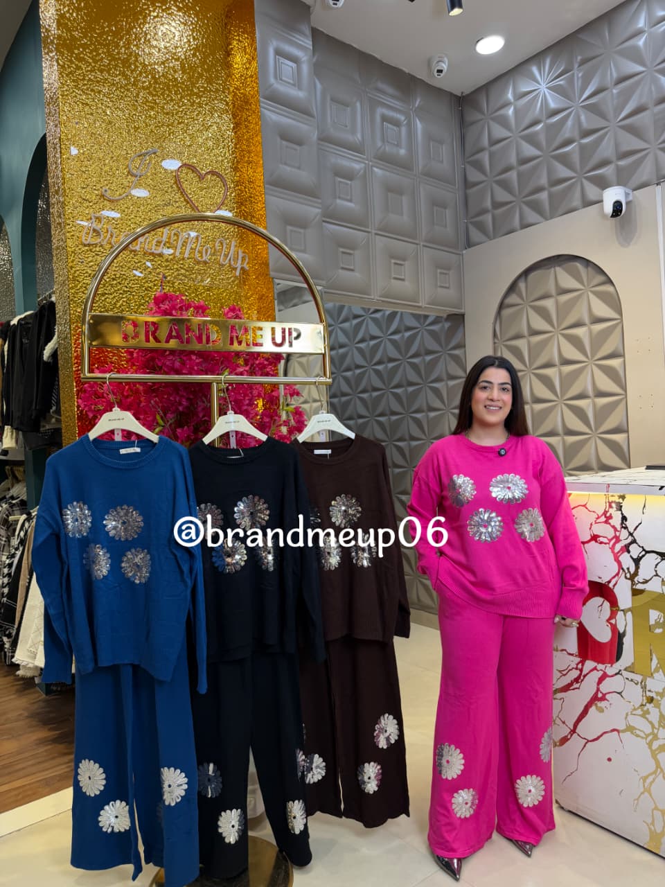 WOOLEN FLOWER SEQUENCE CORD WITH POCKETS (IMP-611)