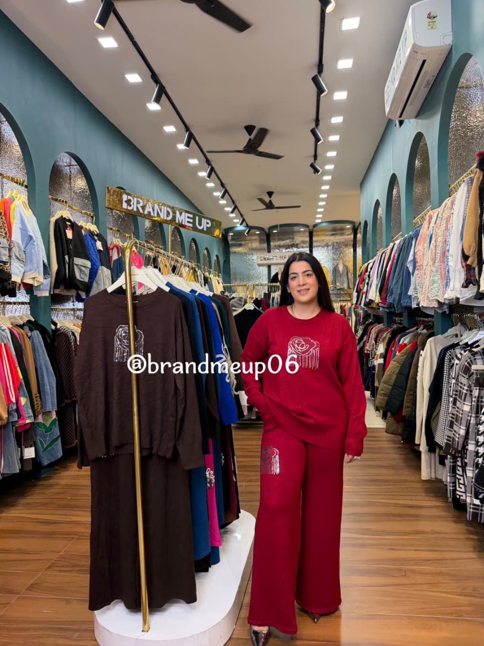 WOOLEN ROSE SEQUENCE CORD WITH POCKETS (IMP-610)