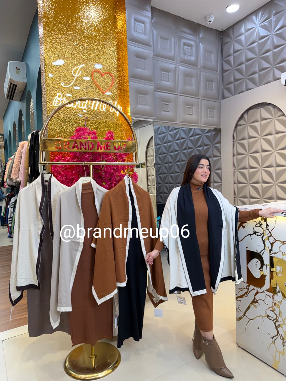 WOOLEN DRESS WITH REVERSIBLE SHAWL (IMP-657)